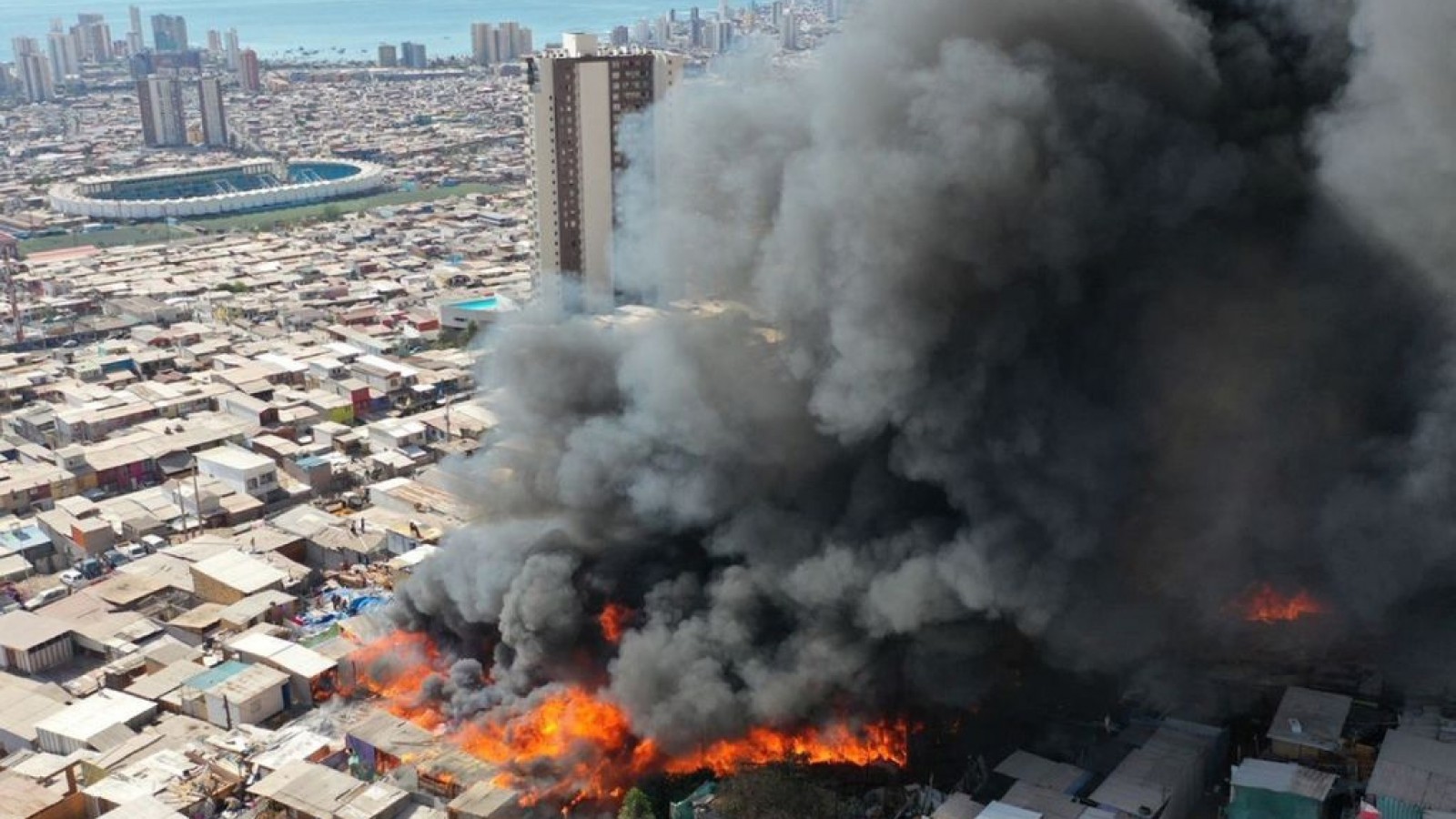 Al menos 21 lesionados, cientos de viviendas consumidas y 400 damnificados por un incendio en Chile